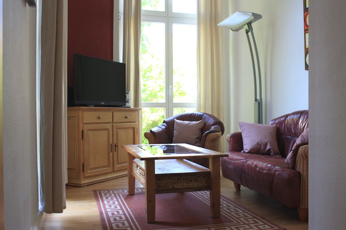 Wohnzimmer mit Sesseln und Fernseher