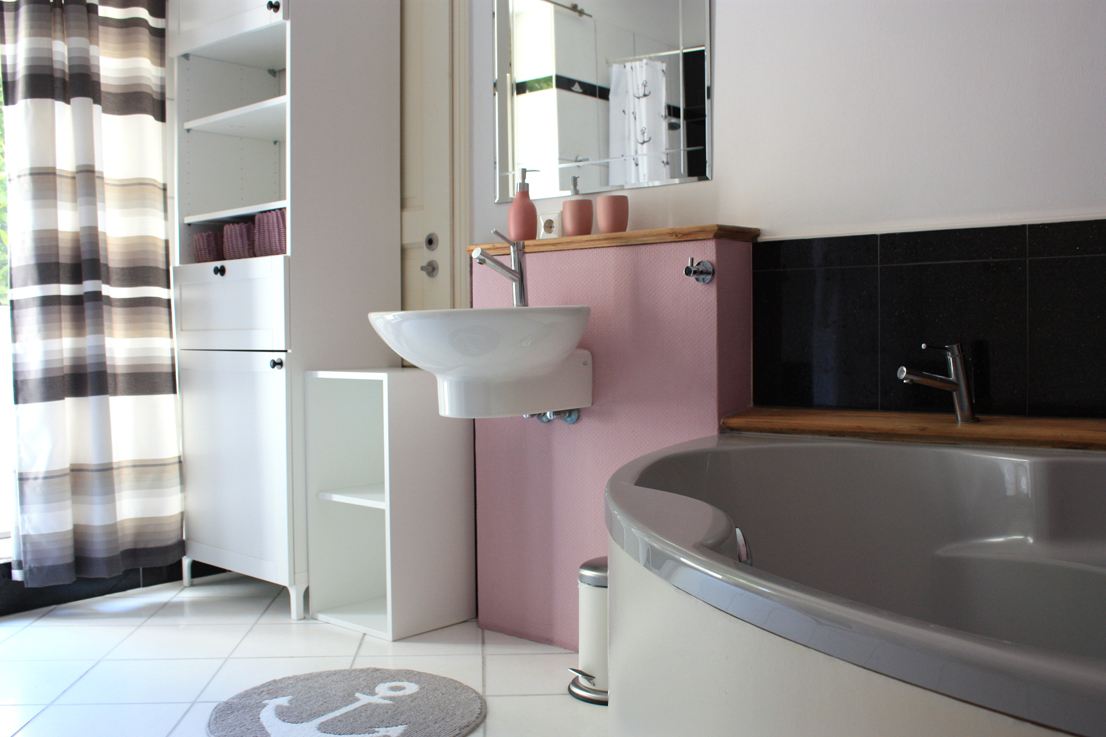 Badezimmer mit Eckbadewanne