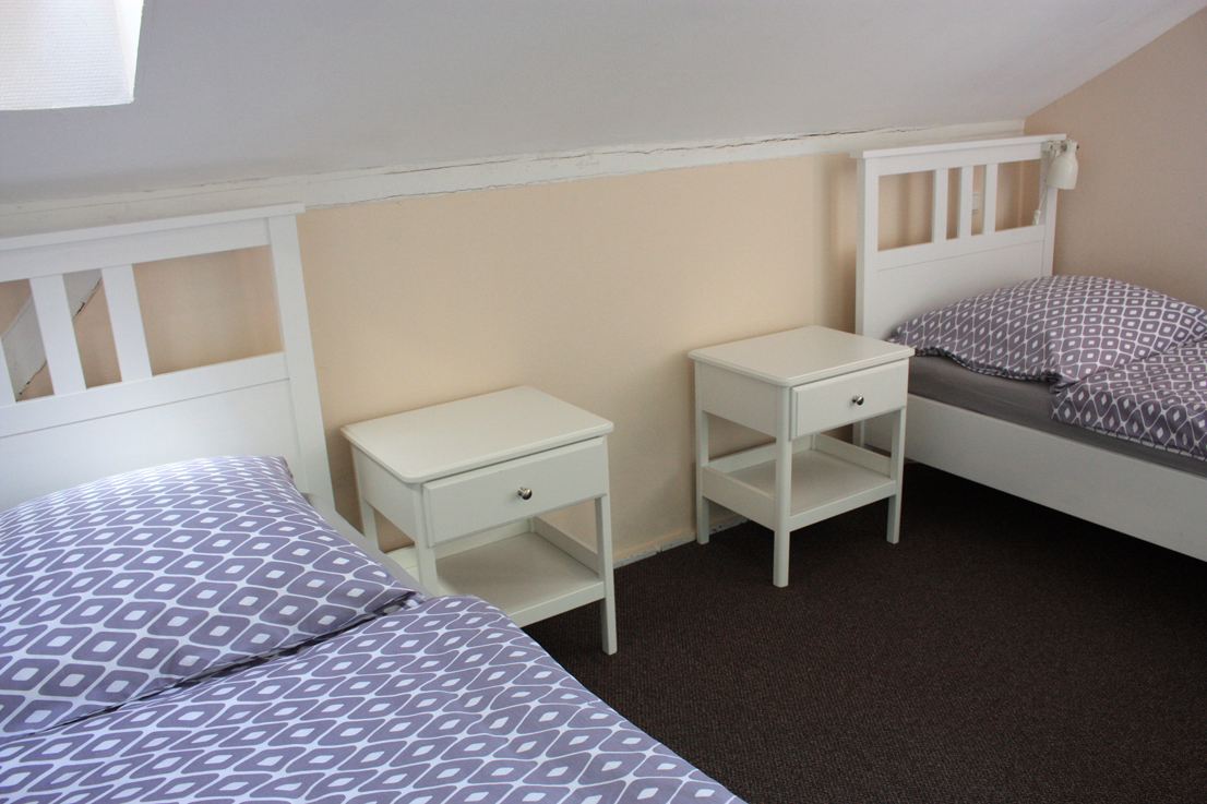Schlafzimmer mit zwei Einzelbetten